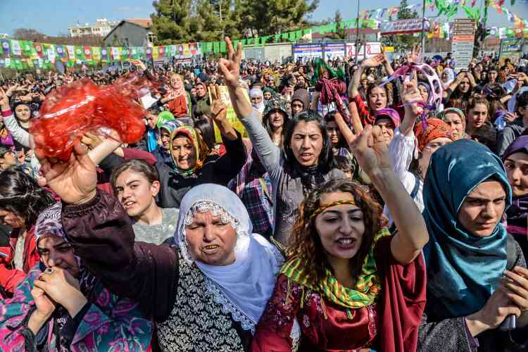 Des Turques font le signe de victoire lors d’une manifestation à Diyarbakir.