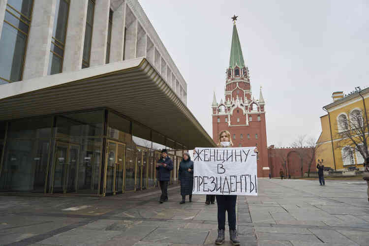 Une militante tient une affiche où est écrit « Une femme pour président! » Lors d’une manifestation à l’intérieur du Kremlin, à Moscou, en Russie, au cours de laquelle des femmes ont été arrêtées.