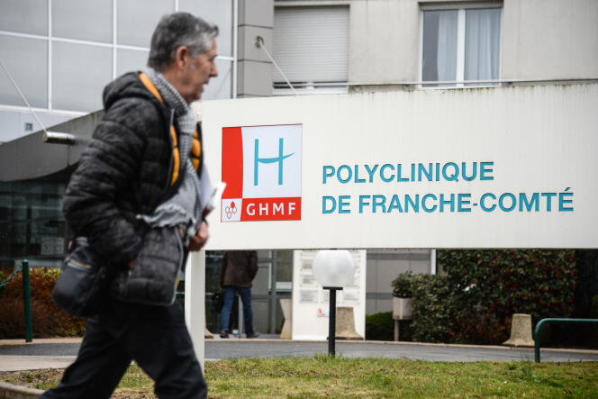Devant la polyclinique Franche-Comté, à Besançon, le 8 mars,.