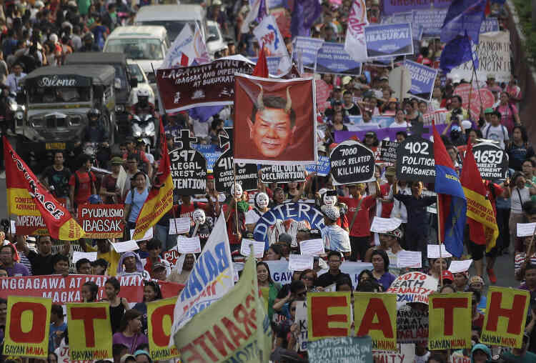 A Manille, aux Philippines. Cette manifestation vise également à denoncer le retablissement de la peine de mort par le Congrès philippin.