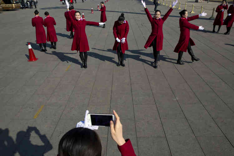 Des hôtesses forment le mot «LOVE» lors de la Journée des femmes, place Tiananmen, près de la Grande Salle du Peuple, à Pékin où une session plénière du Congrès national du Peuple se tient, le mercredi 8 mars.