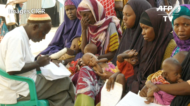 Des Somaliennes attendent la consultation d’un médecin de la Croix-Rouge. à Kismayo (Somalie), en mars 2017.