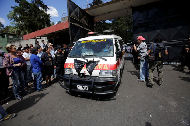 Une ambulance transportant le corps de victimes de l’incendie sort du foyer Seguro Virgen de la Asuncion, mercredi 8 mars, au Guatemala.