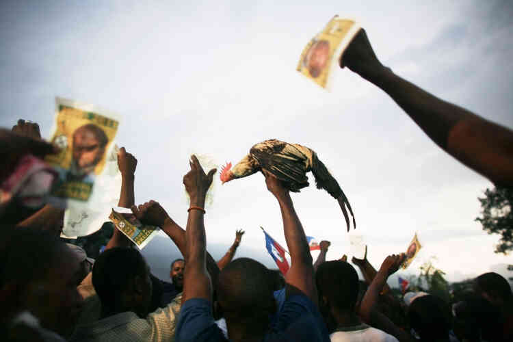 Un soir de février 2006, à Port-au-Prince. Devant l’objectif de Moises Saman, une foule compacte s’enthousiasme pour René Préval, quelques jours avant sa réélection à la présidence de la République d’Haïti. L’ancien chef d’État est mort, vendredi 3 mars, dans sa résidence, située dans la banlieue de la capitale, à l’âge de 74 ans. Ses funérailles nationales sont célébrées ce samedi 11 mars. L’occasion pour le peuple haïtien de se replonger dans son histoire tumultueuse. René Préval a été un acteur-clé du processus de transition démocratique mené depuis la fin de l’ère Duvalier, en 1986. Président de 1996 à 2001, puis de 2006 à 2011, il est le seul, en plus de deux siècles, à avoir accompli en Haïti deux mandats à cette fonction sans finir exilé, assassiné, ou en prison.