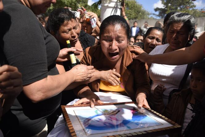 Marta Lidia Garcia sur le cercueil de sa fille de 17 ans, Siona Hernandez, morte dans l’incendie d’un foyer pour mineurs au Guatemala, le 10 mars 2017.
