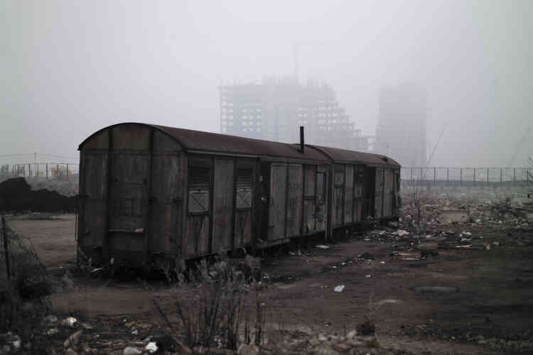 Les vieux wagons abandonnés, à proximité des entrepôts sont aussi des refuges pour les migrants.