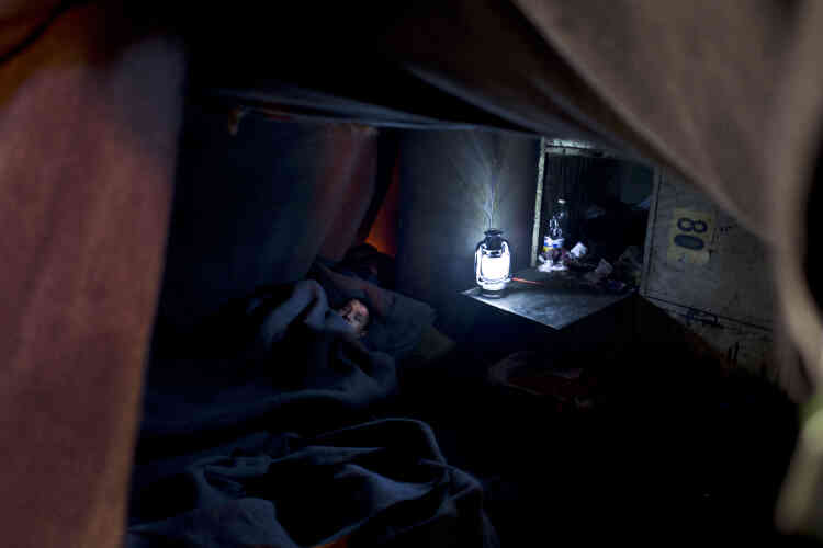Liaqat, 12 ans de la région du Khogyani en Afghanistan, dort à même le sol dans un abri conçu avec couvertures.