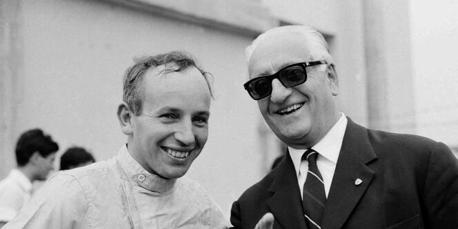 John Surtees (à gauche) en compagnie d’Enzo Ferrari, le 4 septembre 1964, année où le pilote britannique décroche le titre mondial en F1.