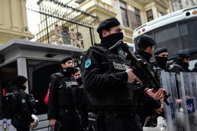 La police turque anti-émeutes positionnée autour du consulat néerlandais à Istanbul, le 11 mars.