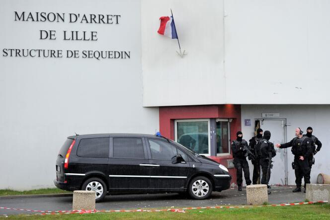 Des policiers devant la prison de Sequedin, près de Lille, d’où s’est échappé Redoine Faïd, le 13 avril 2013.