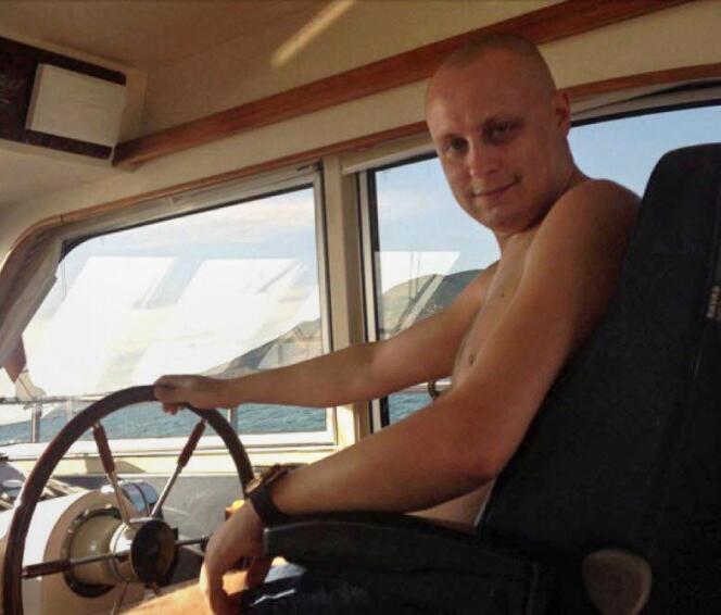 Evgueni Bogatchev à la barre d’un de ses yatchs dans la baie d’Anapa, en mer Noire.