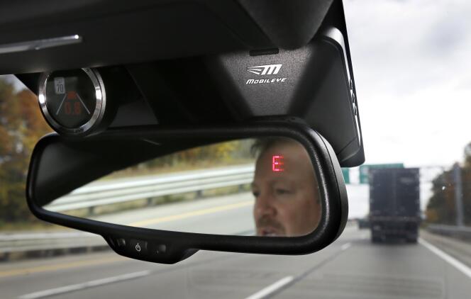 Le système de caméra Mobileye surveille les limitations de vitesse et averti les conducteurs de collisions potentielles.