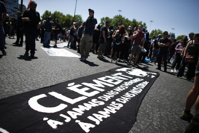 Une bannière est étendue par terre lors d’une manifestation en mémoire de Clément Méric, le 6 juin 2015.