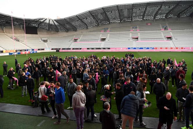 Joueurs et supporteurs du Stade français sur la pelouse du stade Jean-Bouin, le 13 mars.