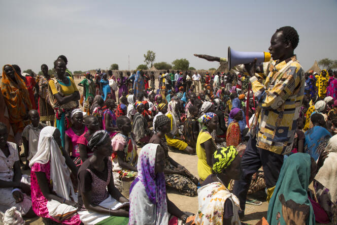 Le chef d’une communauté organise la distribution de nourriture le 4 mars 2017 à Ganyiel (Soudan du Sud).