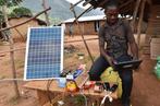 SIA KAMBOU/AFP Recharge solaire d’appareils numériques en octobre 2016 à Diebly, un village situé dans le parc national du Mont-Pico, en Côte d’Ivoire.