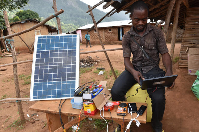 Recharge solaire d’appareils numériques en octobre 2016 à Diebly, un village situé dans le parc national du Mont-Pico, en Côte d’Ivoire.