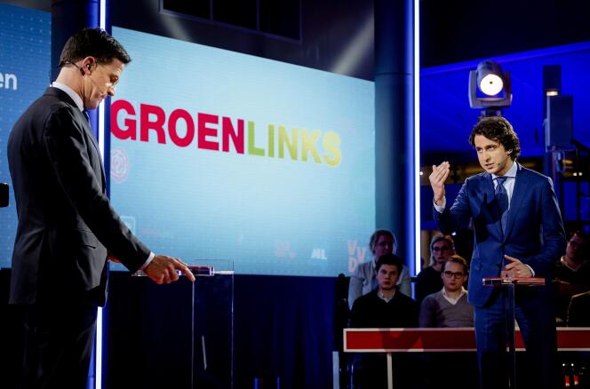 Mark Rutte, du Parti populaire libéral et démocrate (VVD) et premier ministre des Pays-Bas depuis le 14 octobre 2010 face à Jesse Klaver (à droite) du parti écologiste GroenLinks (gauche verte), le 14 mars.