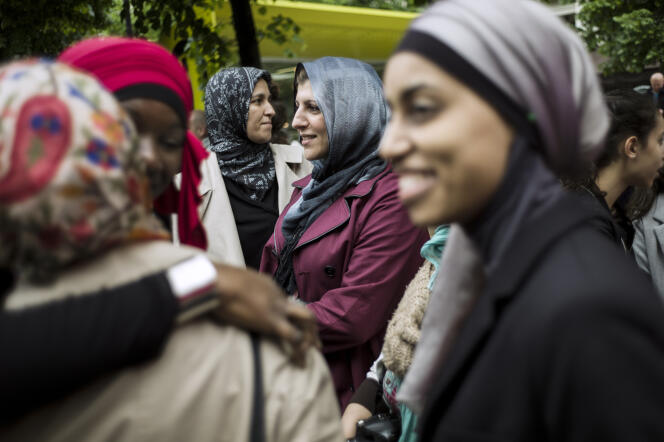 En 2013, des femmes voilées ont manifesté à Paris pour obtenir le droit d’accompagner leurs enfants en sorties scolaires.