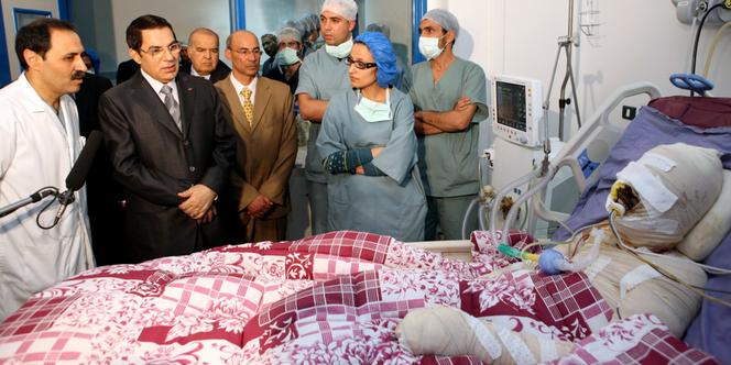 Peu avant de mourir, le jeune Mohamed Bouazizi, vendeur ambulant qui s’était immolé par le feu à Sidi Bouzid, reçoit la visite du président tunisien Ben Ali, le 28 décembre 2010, à l’hôpital de Tunis. Le 14 janvier 2011, Ben Ali était chassé du pouvoir par la révolte populaire.