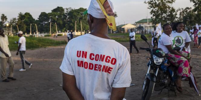 Une Congolaise vêtue d’un tee-shirt à la gloire du président Denis Sassou-Nguesso, à Brazzaville en mars 2016.