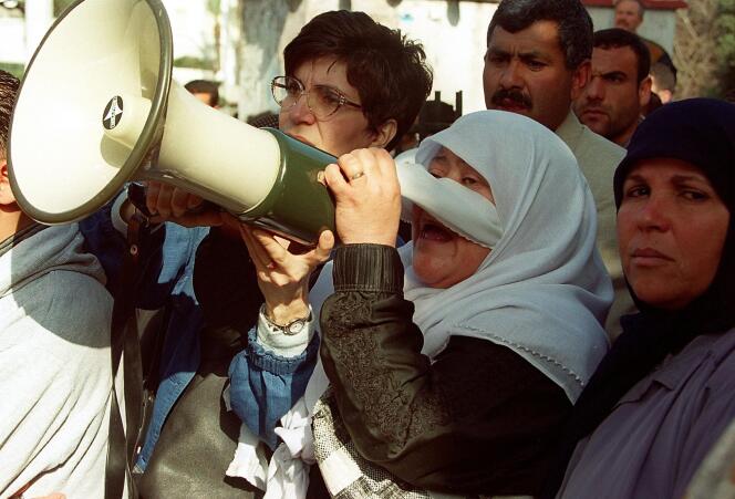 Manifestation, en février 2000, contre la grâce présidentielle accordée par Abdelaziz Bouteflika aux membres de l’Armée islamique du salut.