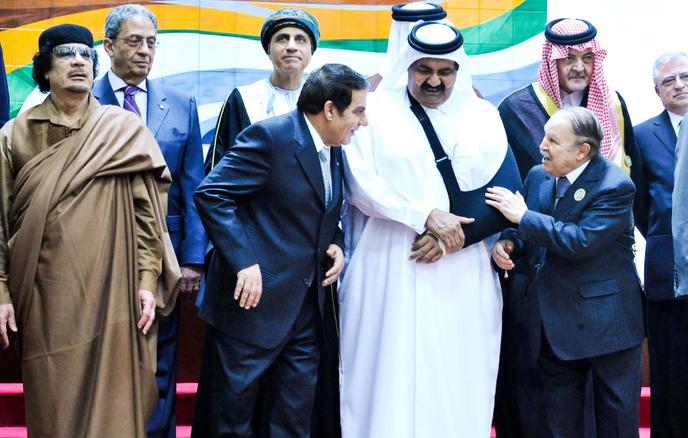 I leader libici Muammar Gheddafi, la tunisina Zine el-Abidine Ben Ali e Abdelaziz Bouteflika (a destra), in occasione di un vertice della Lega araba a Sirte (Libia), a marzo 2010.
