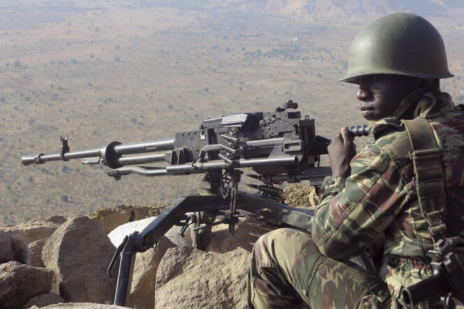 Un soldat camerounais à un poste d’observation dans les monts Mandara, dans le nord du Cameroun, le 16 février 2015.