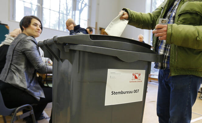 Les premiers votants se sont levés tôt pour mettre leur bulletin dans l’urne, dès 7 h 30, mercredi 15 mars 2017, à La Haye