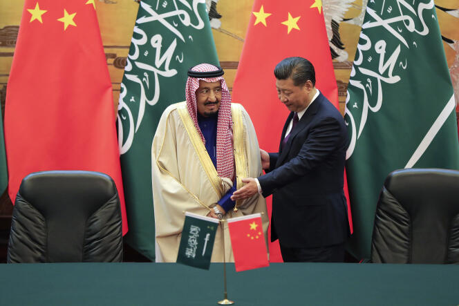 Le président chinois Xi Jinping avec le roi Salman d’Arabie saoudite, en visite à Pékin le 16 mars 2017.