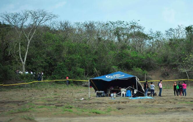 Des proches de personnes disparues et des experts scientifiques près de charniers retrouvés à la périphérie de Veracruz, dans l’Etat mexicain du même nom, le 16 mars 2017.