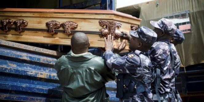 Funérailles d’un policier tué lors de l’assaut du palais du roi du Rwenzururu, Charles Wesley Mumbere, le 30 novembre 2016.