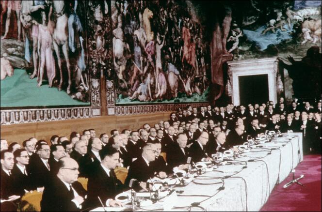 Lors de la signature du traité de Rome, le 25 mars 1957, dans la salle des Horaces et des Curiaces du palais des Conservateurs.