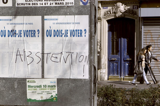 Panneau d’information électorale, à Paris.