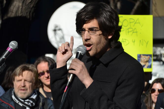Aaron Swartz, lors d’une manifestation contre le projet de loi SOPA en 2012.