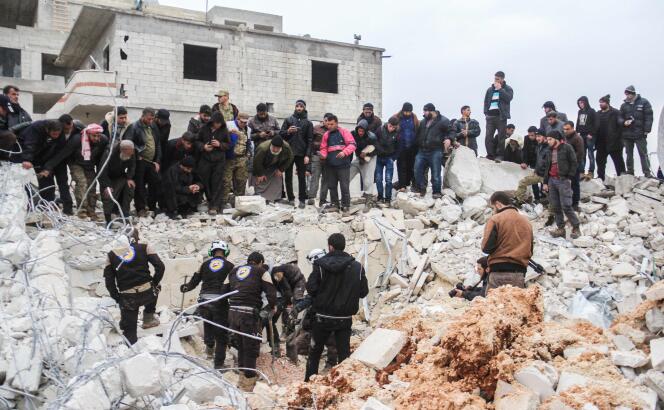 Les habitants d’Al-Jineh (Syrie) dans les décombres de la mosquée, le 17 mars, après le raid américain survenu la veille.