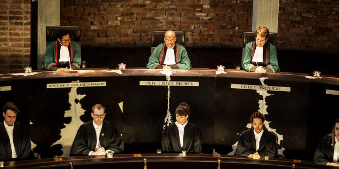 Le président de la Cour constitutionnelle sud-africaine, Mogoeng Mogoeng, préside une audience dans l’affaire du non-versement des aides sociales, le 17 mars 2017 à Johannesburg.