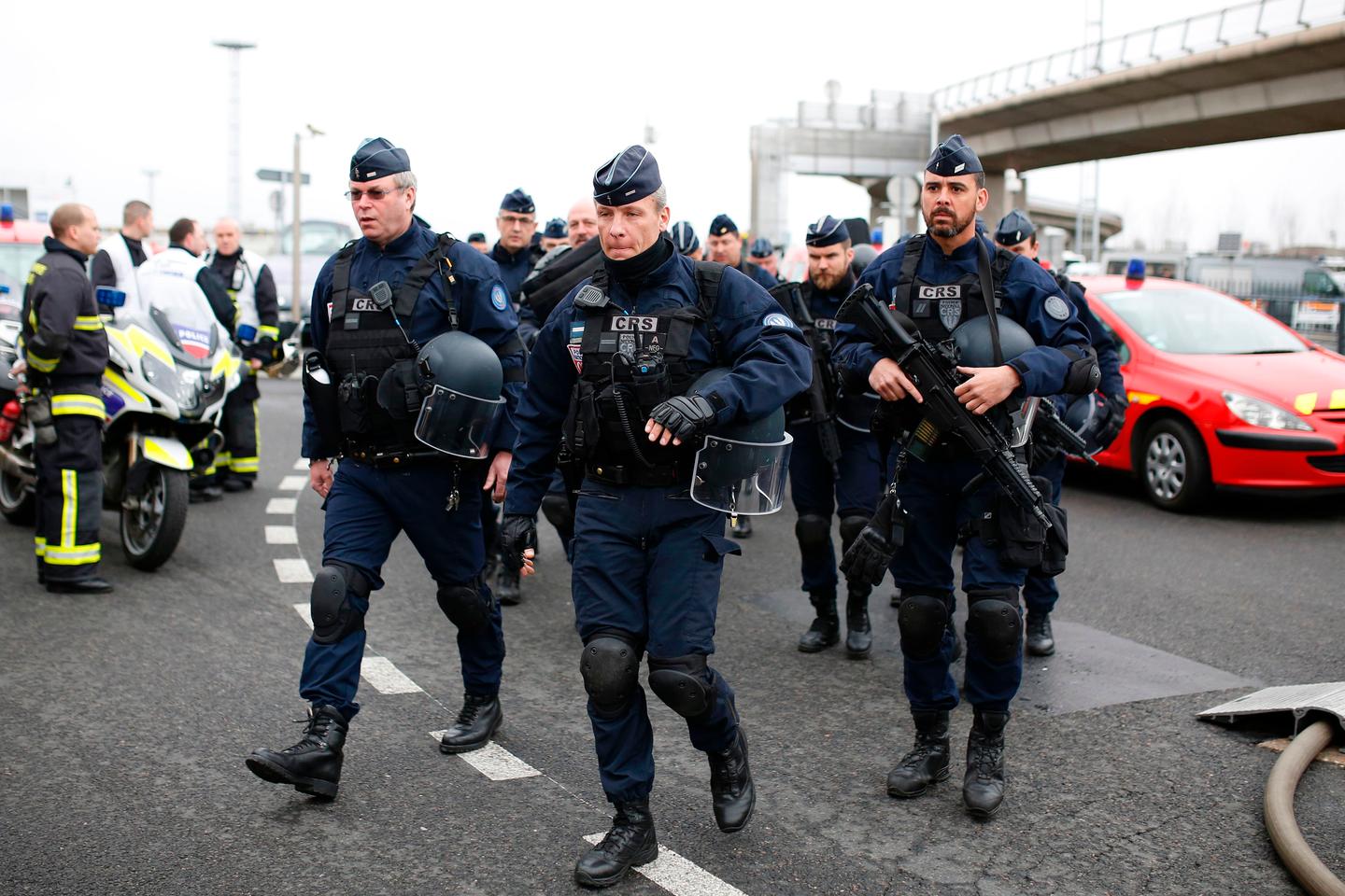 Attaque d’Orly deux hommes en garde à vue, soupçonnés d’être