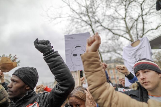 Au son de « Lettre à la République » de Kery James, des manifestants lèvent le poing, lors de la Marche pour la justice à Paris, le 19 mars.