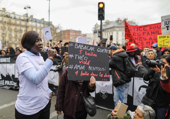 La sœur de Babacar, tué à la suite d’un contrôle policier, prend la parole lors de la Marche pour la justice et la dignité à Paris, le 19 mars.