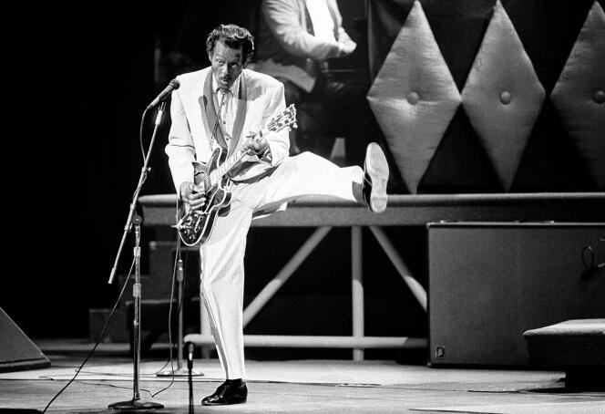 Le chanteur et guitariste Chuck Berry fête ses 60 ans sur la scène du Fox Theater de Saint-Louis (Missouri), le 17 octobre 1986.