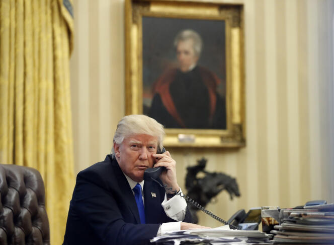 Donald Trump dans le Bureau Ovale de la Maison Blanche, avec à l’arrière plan un portrait d’Andrew Jackson, le 28 janvier 2017.