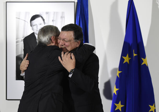 José Manuel Barroso embrasse son successeur à la présidence de la Commission européenne, Jean-Claude Juncker, en octobre 2014.