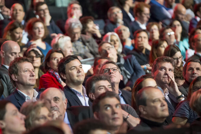 Yannick Jadot, Thomas Piketty, Vincent Peillon, Arnaud Montebourg et Jean-Christophe Cambadélis au meeting de Benoît Hamon à Paris, le 19 mars.