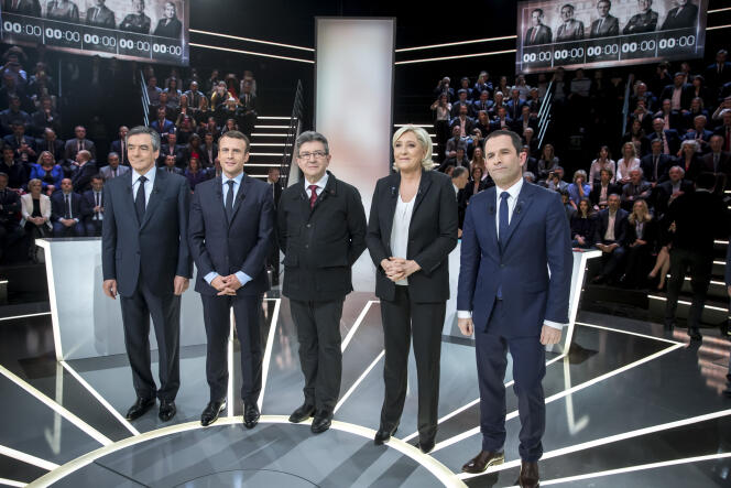 François Fillon, Emmanuel Macron, Jean-Luc Mélenchon, Marine Le Pen et Benoît Hamon (de gauche à droite), lors du débat télévisé entre les cinq principaux candidats à la présidentielle 2017, sur le plateau de TF1, lundi 20 mars.