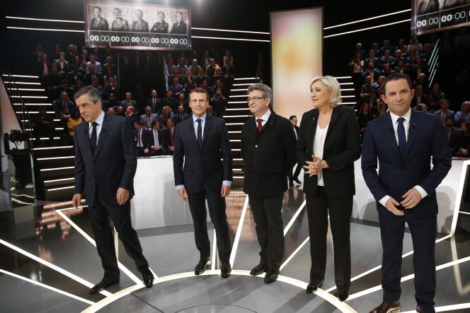 François Fillon, Emmanuel Macron, Jean-Luc Mélenchon, Marine Le Pen et Benoît Hamon, sur le plateau de TF1, lundi 20 mars.