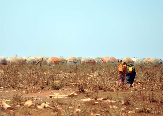 Des femmes rapportent de l’eau au camp de l’ONU à Baidoa, dans le sud-ouest de la Somalie touchée par la famine, le 14 mars.