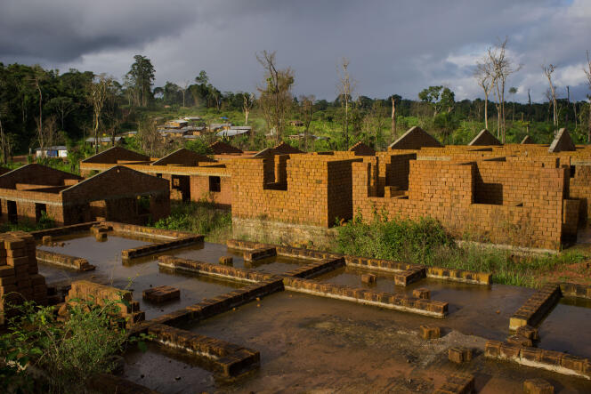 Quelques-unes des maisons en brique, inachevées, qui devaient accueillir les habitants de Kinjor déplacés pour permettre dl’exploitaiton de la mine New Liberty Gold en janvier 2014.