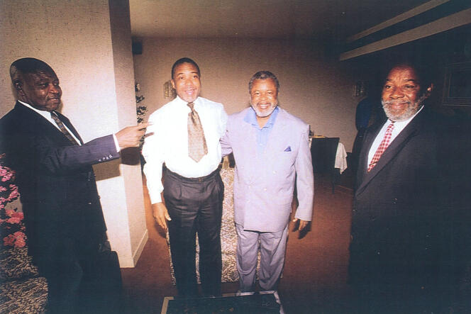 Ambakai Jangaba, Charles Taylor, Foday Sankoh (leader du RUF), et Keikurah Kpoto, lors d’une réunion en 1999 à Lomé (Togo).