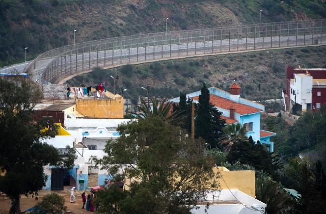 La frontière entre la ville marocaine de Fnideq et la ville espagnole de Ceuta.